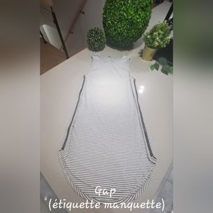 GAP Jolie robe casual à fines rayures grises et blanches de longueur midi